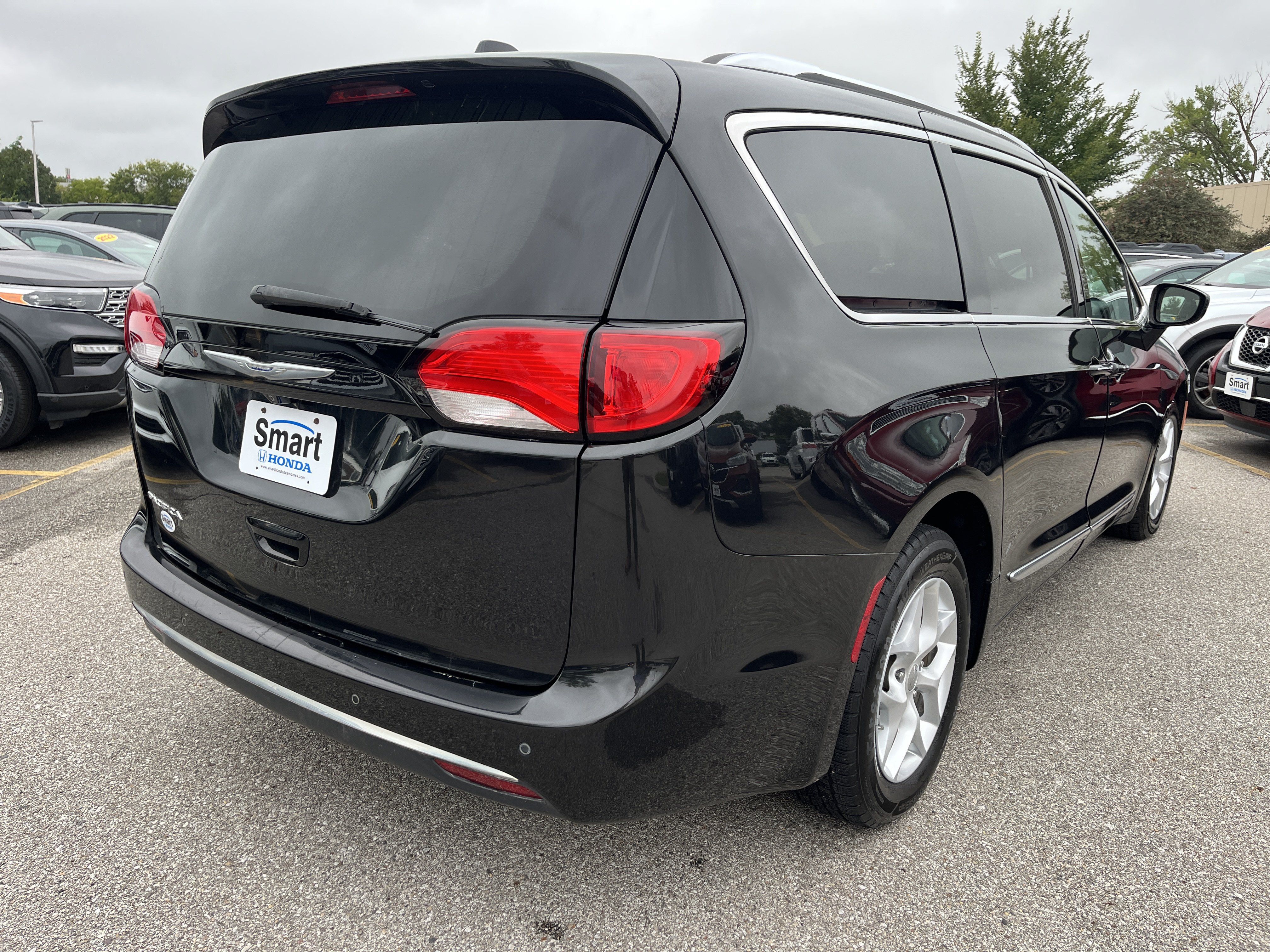 Used 2017 Chrysler Pacifica Touring-L Plus w/ Tire & Wheel Group FWD image 5