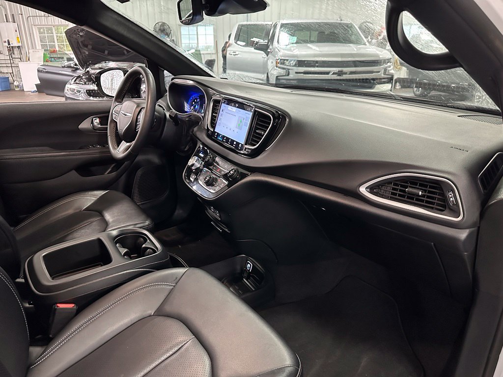 Used 2025 Chrysler Pacifica Select FWD image 29
