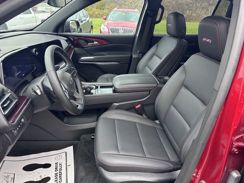 Used 2024 Chevrolet Traverse Z71 image 12