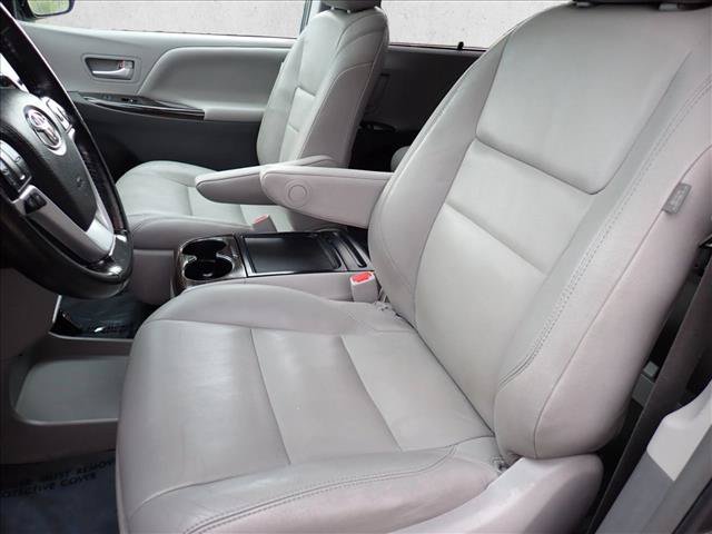 Used 2017 Toyota Sienna XLE Premium w/ Protection Package FWD image 14