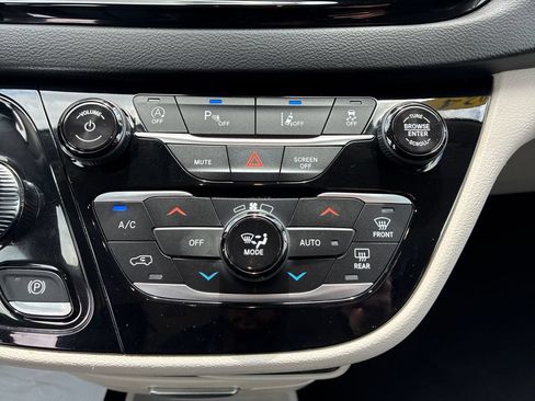Used 2024 Chrysler Pacifica Touring-L FWD image 28