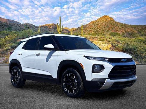 Used 2022 Chevrolet TrailBlazer LT w/ Confidence II Package FWD image 2