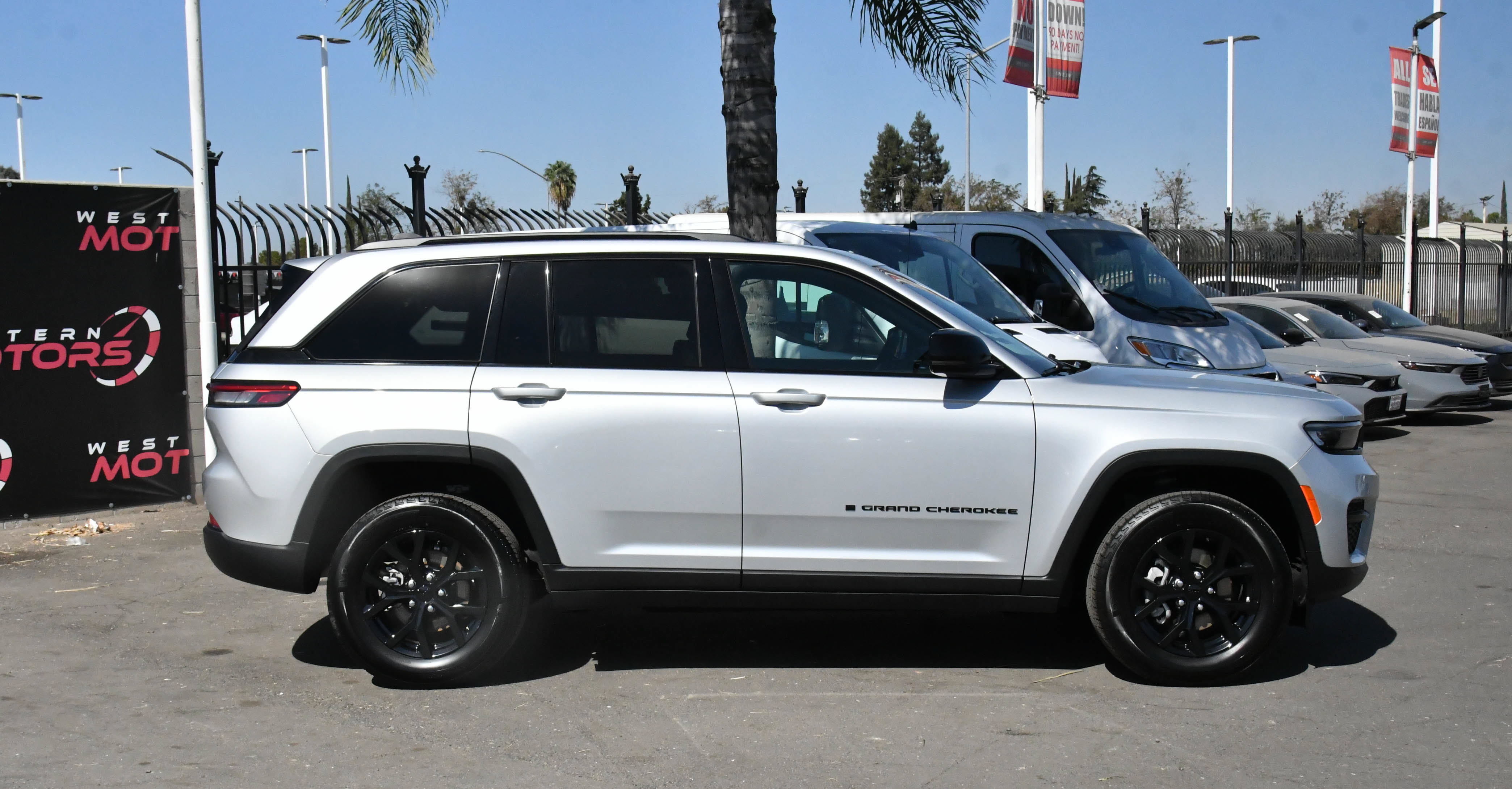 Used 2025 Jeep Grand Cherokee Altitude AWD/4WD image 9