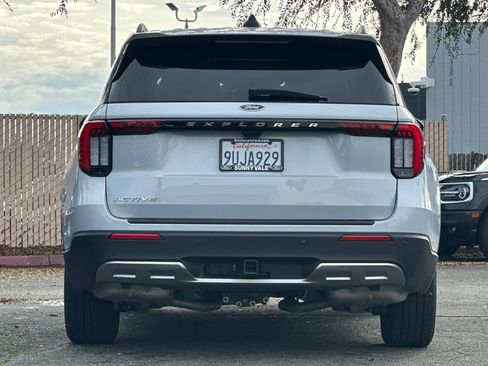 Used 2025 Ford Explorer Active w/ Active Comfort Package image 5
