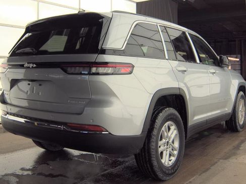 Used 2025 Jeep Grand Cherokee Laredo image 4