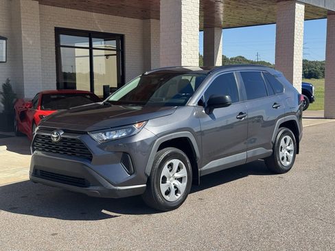 Used 2021 Toyota RAV4 LE image 3