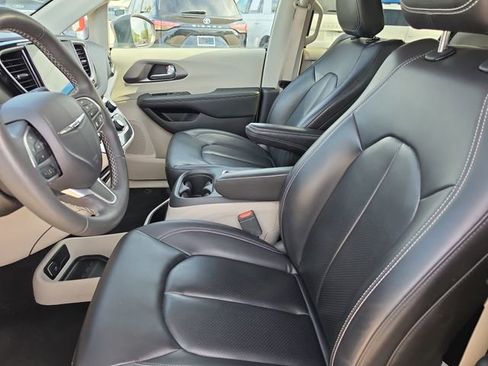 Used 2023 Chrysler Pacifica Touring-L FWD image 15