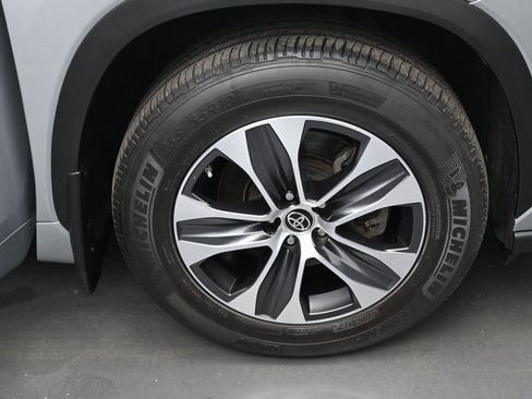 Certified 2021 Toyota Highlander XLE image 39