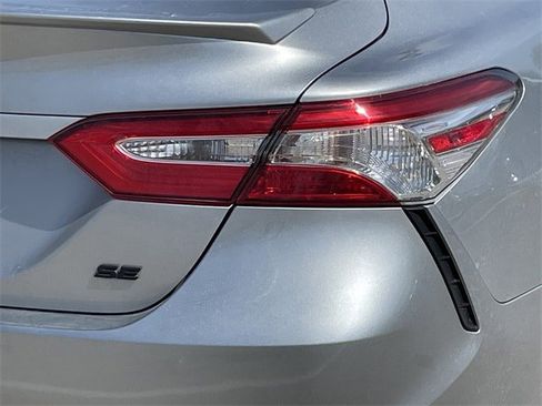 Used 2020 Toyota Camry SE image 6