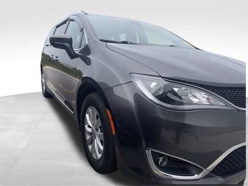 Used 2018 Chrysler Pacifica Touring-L w/ Advanced Safetytec Group FWD image 3