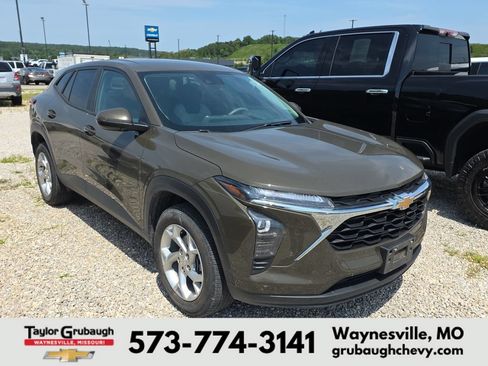 Used 2024 Chevrolet Trax LS w/ LS Convenience Package FWD image 1