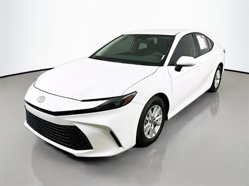 Used 2025 Toyota Camry LE image 3