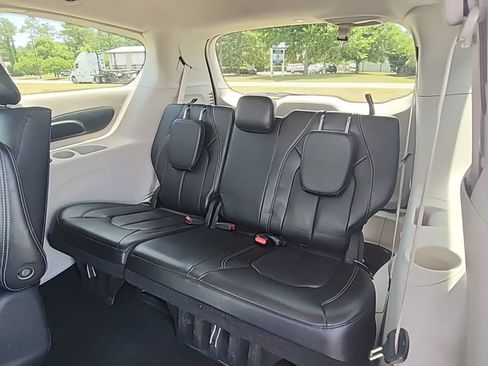 Certified 2024 Chrysler Pacifica Limited FWD image 25