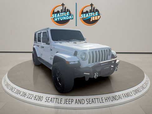 Used 2020 Jeep Wrangler Unlimited Sahara w/ Uconnect 4C Nav & Sound Group AWD/4WD image 4