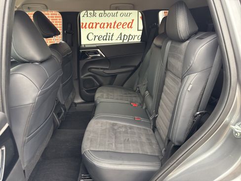 Used 2024 Mitsubishi Outlander SE image 9