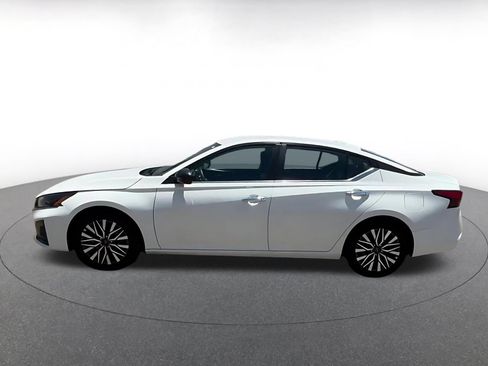Used 2025 Nissan Altima 2.5 SV FWD image 9