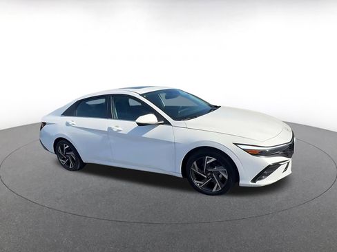 Used 2025 Hyundai Elantra SEL image 2