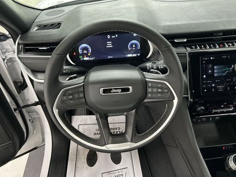 Used 2024 Jeep Grand Cherokee Altitude AWD/4WD image 3