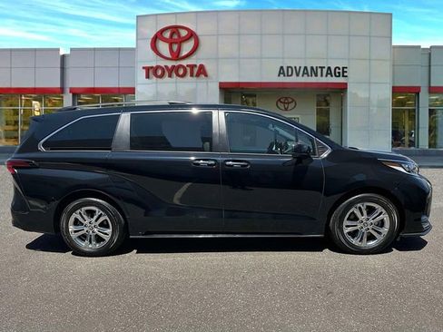 Used 2023 Toyota Sienna XSE AWD/4WD image 5