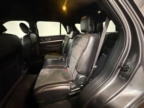 Used 2018 Ford Explorer XLT w/ Equipment Group 202A AWD/4WD image 8