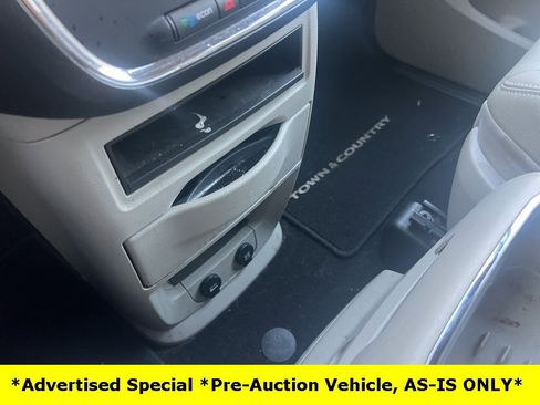 Used 2015 Chrysler Town & Country Touring image 54