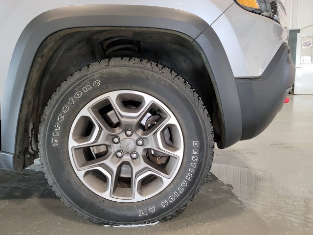 Used 2020 Jeep Cherokee Trailhawk w/ Comfort/Convenience Group AWD/4WD image 15