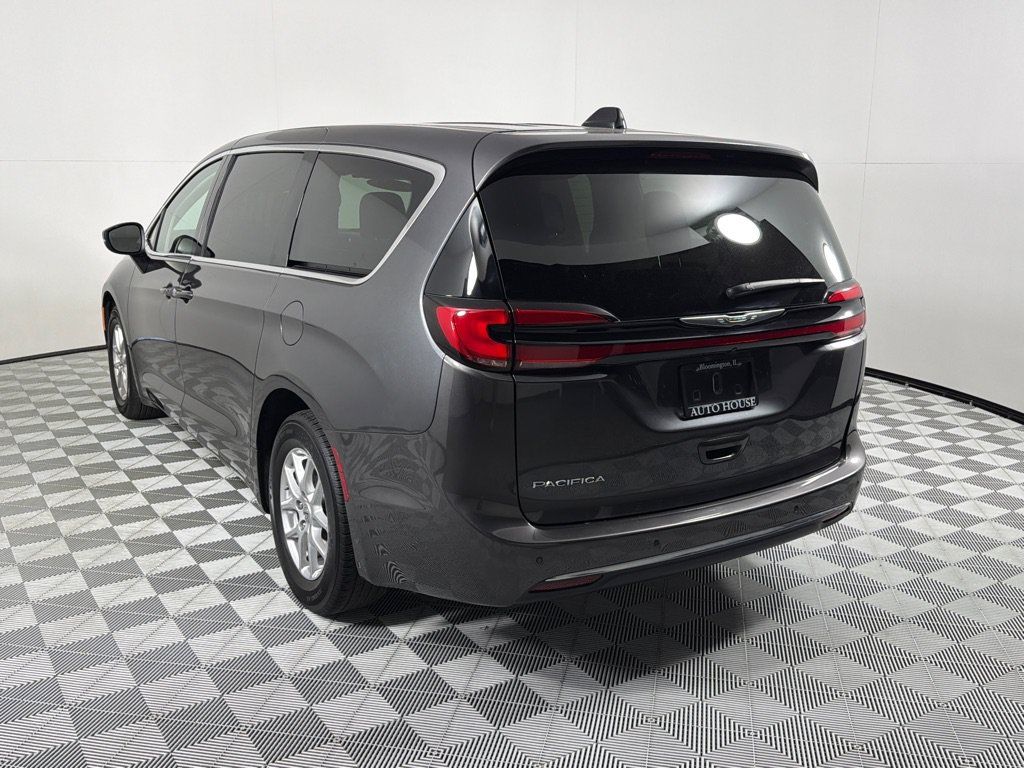 Used 2023 Chrysler Pacifica Touring-L FWD image 7