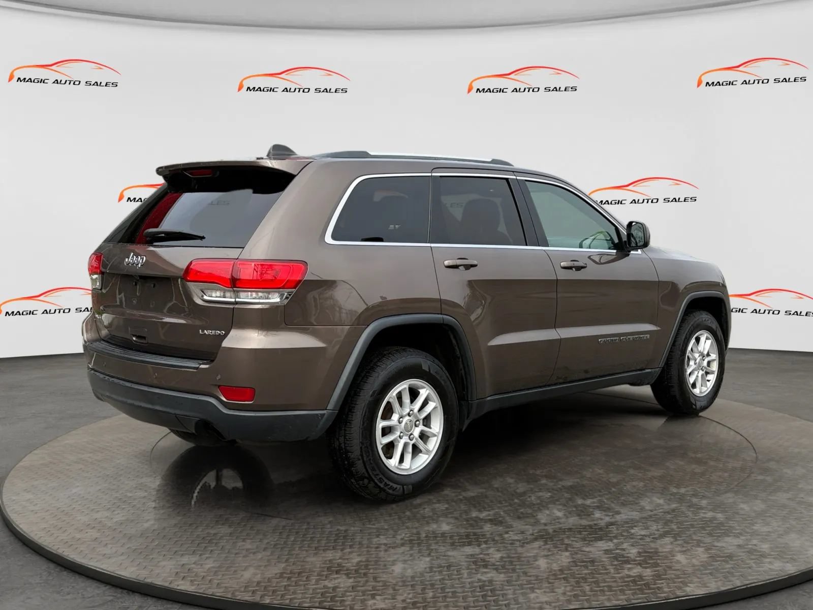 Used 2019 Jeep Grand Cherokee Laredo AWD/4WD image 10
