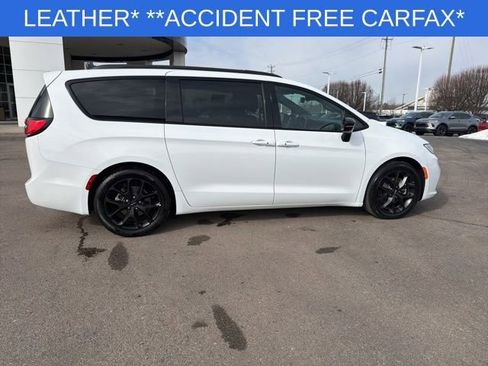 Used 2025 Chrysler Pacifica Limited FWD image 14