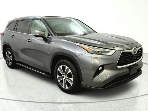 Used 2023 Toyota Highlander XLE AWD/4WD image 1