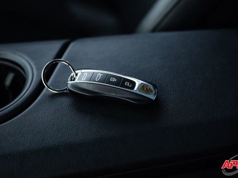 Used 2022 Porsche Taycan image 90