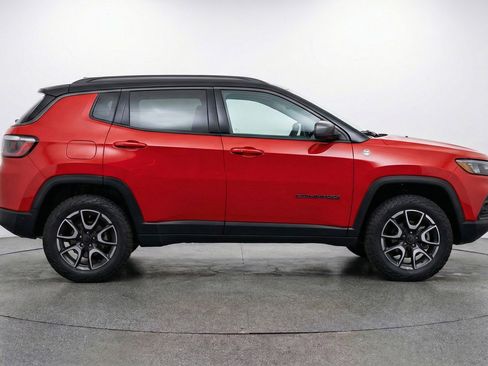 Used 2025 Jeep Compass Trailhawk image 11