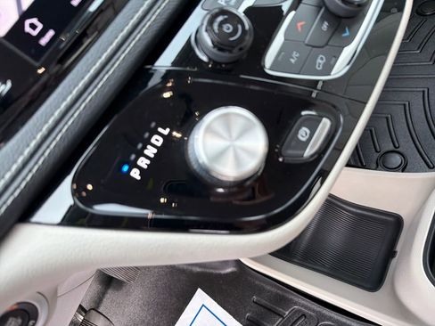 Used 2021 Chrysler Pacifica Touring-L w/ Uconnect Theater Family Group image 25