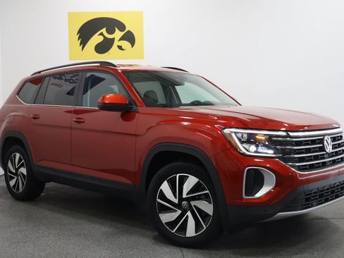 Used 2024 Volkswagen Atlas SE image 2