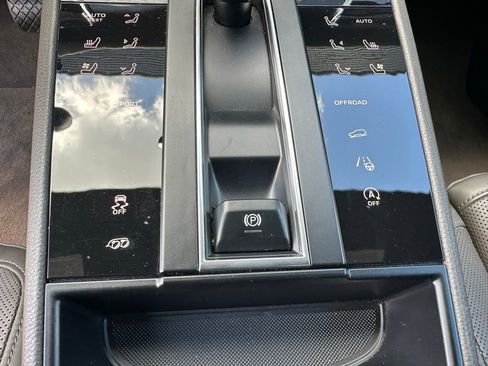 Certified 2023 Porsche Macan AWD/4WD image 30