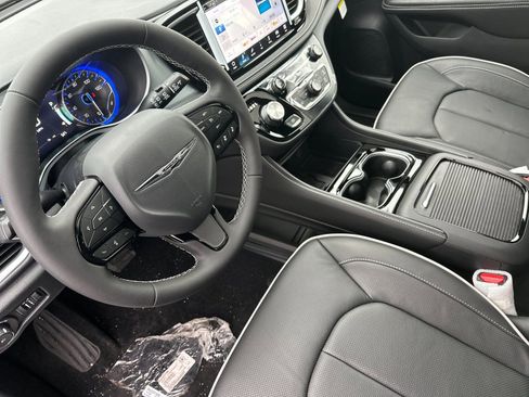 New 2026 Chrysler Pacifica Limited image 10