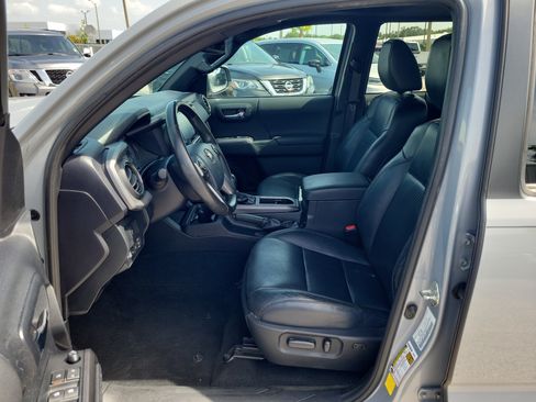 Used 2020 Toyota Tacoma TRD Sport w/ TRD Premium Sport Package AWD/4WD image 11