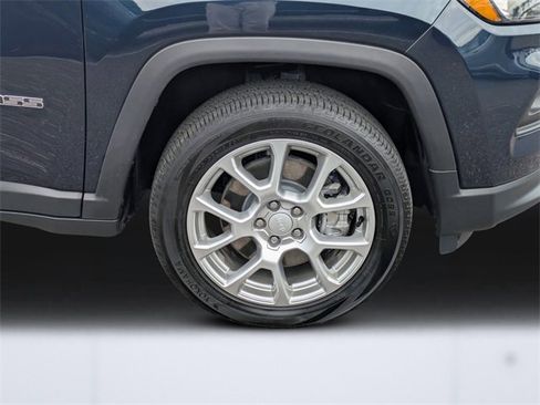 Used 2024 Jeep Compass Latitude image 10