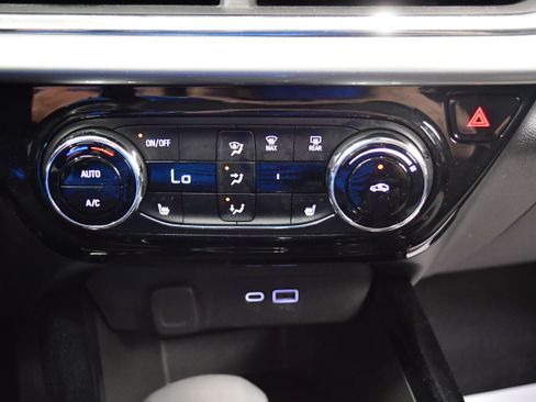 Used 2025 Chevrolet Trax LT w/ LT Convenience Package FWD image 26