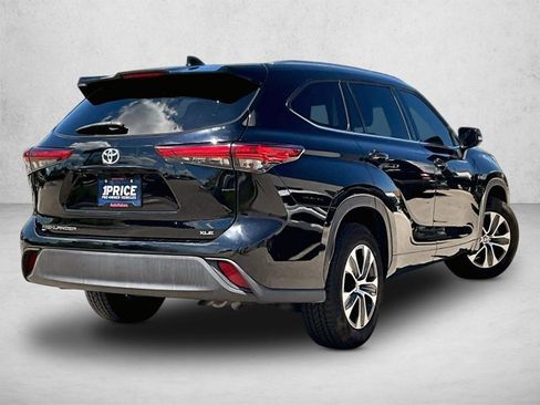 Used 2020 Toyota Highlander XLE FWD image 2