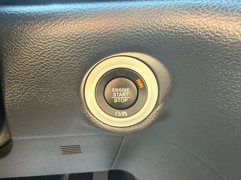 Used 2025 Chrysler Pacifica Select FWD image 18