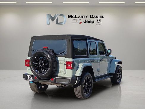 Used 2023 Jeep Wrangler Unlimited Sahara AWD/4WD image 5