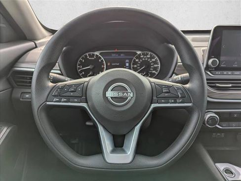 Used 2025 Nissan Altima 2.5 SV image 15