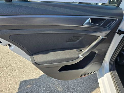 Used 2018 Volkswagen e-Golf SE w/ DC Fast Charging Package image 19