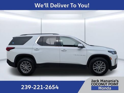 Used 2023 Chevrolet Traverse LT FWD image 2