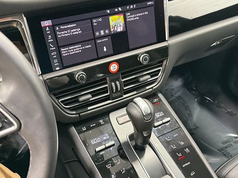 Certified 2026 Porsche Macan AWD/4WD image 27
