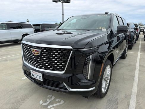 Certified 2026 Cadillac Escalade ESV Luxury RWD image 2