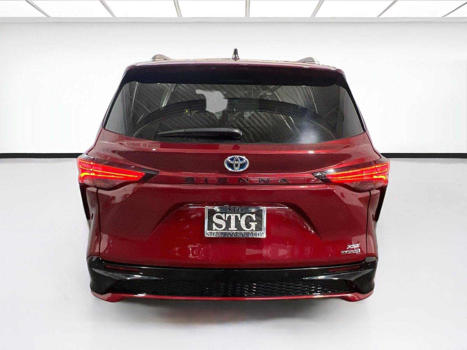 Used 2023 Toyota Sienna XSE w/ XSE Plus Package FWD image 5