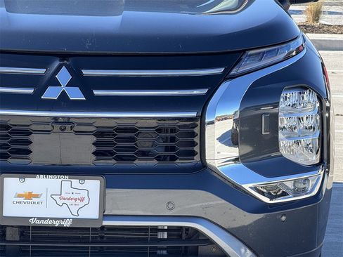 Used 2025 Mitsubishi Outlander SE image 9