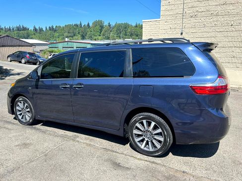 Used 2018 Toyota Sienna XLE image 7